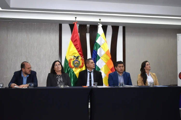 Autoridades nacionales e internacionales en un evento sobre energía nuclear. Foto: AETN.