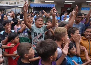 Niños palestinos celebran fre la noticia de un nuevo acuerdo de alto el fuego. Foto: AFP