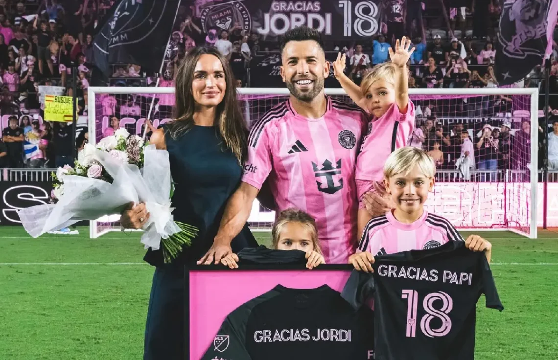 Jordi Alba posó junto a su familia durante su homenaje por su retiro. (FOTO: Inter Miami CF)