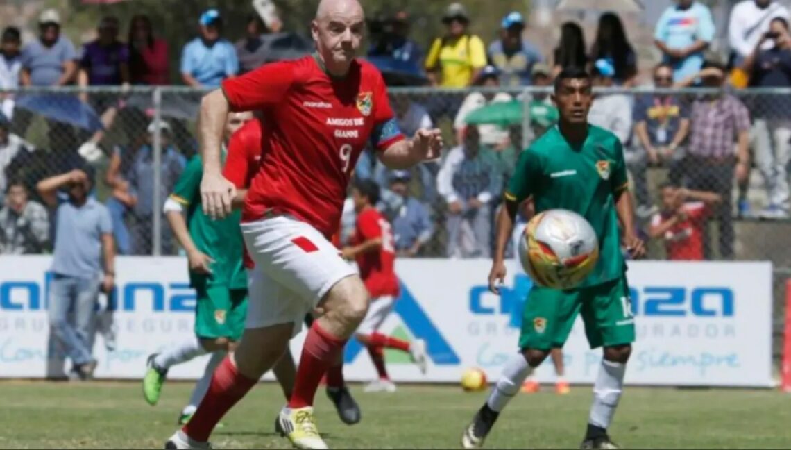 Gianni Infantino luce la camiseta de la Selección Boliviana mientras corre.