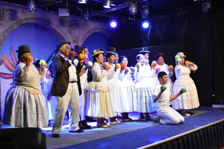 El elenco de Teatro Kory Warmis durante una presentación