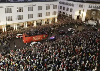 El autobús con los integrantes de la selección Sub-20 de Marruecos recorre las calles de Rabat. (FOTO: AFP)