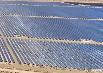 La ampliación de paneles en la planta solar de Uyuni. Foto: Lucho Arce.