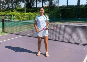Valery Sumoya, tenista boliviana, se prepara antes de competir en el Australian Open Junior Series.