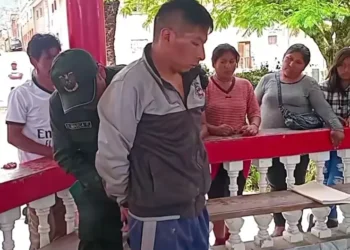 El hombre fue llevado a la plaza del pueblo/RRSS