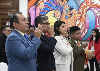 El ministro José Luis Lupo posesiona a los nuevos viceministros de esa cartera de Estado. (Foto: Bolivia Tv)