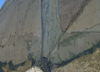 La noche del miércoles se registró el colapso de una parte del farallón Cal de Orcko, en Sucre. FOTO: RRSS
