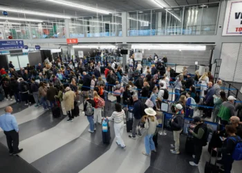 La espera por un vuelo provocó que se formen largas filas/AFP