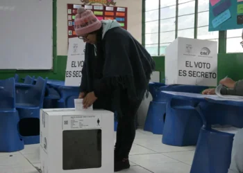 Los ecuatorianos participan del referéndum/AFP