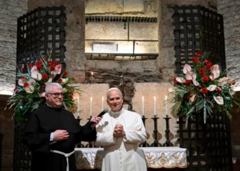 El papa León XIV durante su visita a la tumba de San Francisco en Asís/AFP-Vatican Media