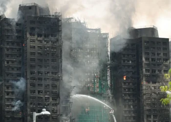 Edificios calcinados tras el incendio en Hong Kong. Foto: AFP
