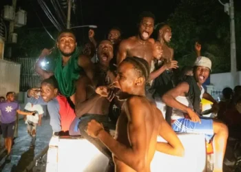 Aficionados haitianos celebran en las calles de Puerto Príncipe la clasificación de su selección para el Mundial 2026. (FOTO: AFP)