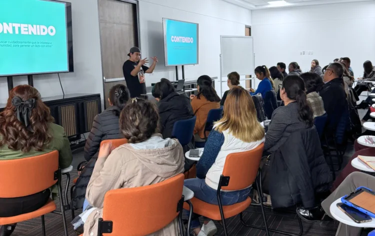 Instructor imparte clase sobre creación de contenido digital a emprendedores en taller de Community Manager organizado por Leaping Frog Academy en Bolivia.