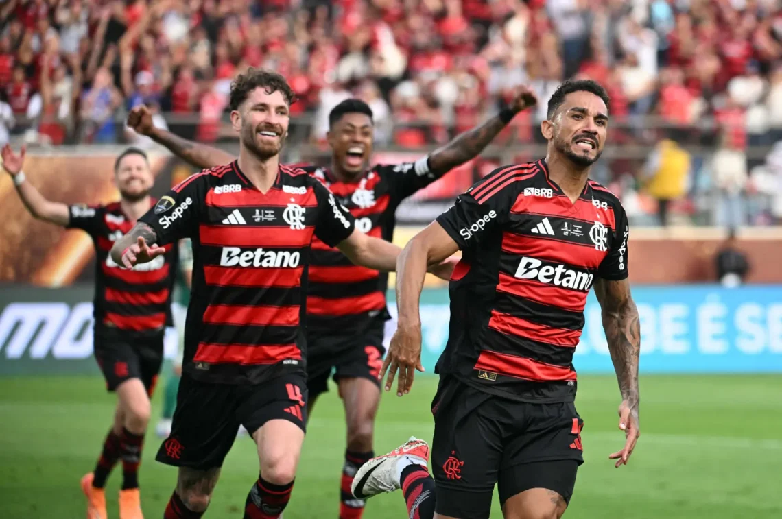 Danilo y sus compañeros del Flamengo celebran la conquista del gol (AFP).