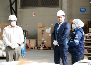 Roberto Justiniano inspecciona empresas dependientes del Sedem. Foto: Sedem.