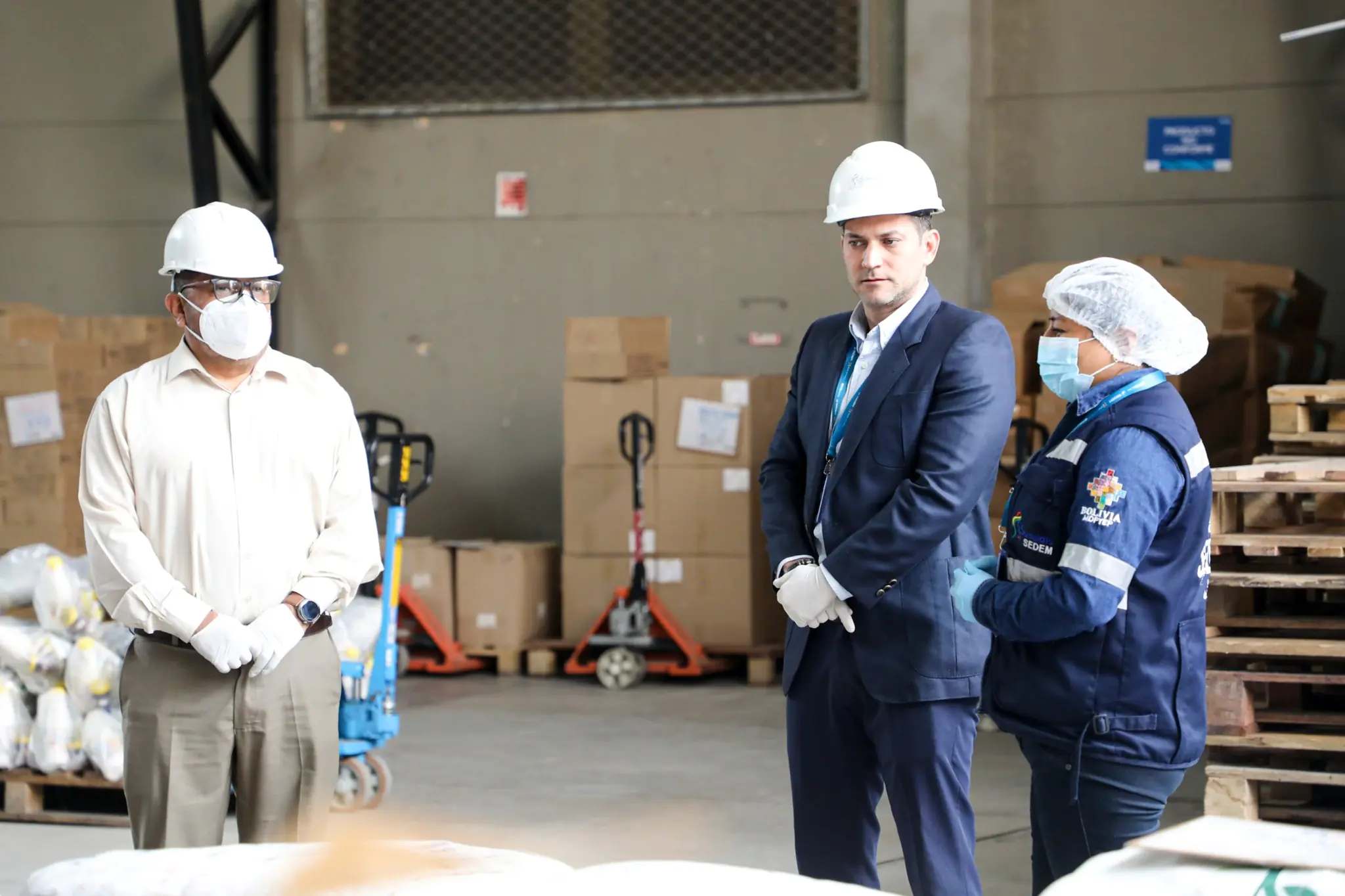 Roberto Justiniano inspecciona empresas dependientes del Sedem. Foto: Sedem.