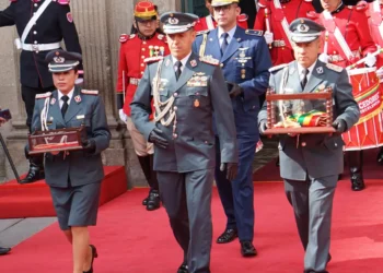 La medalla y la banda presidencial son trasladadas al Legislativo para el acto de posesión del presidente electo Rodrigo Paz. Foto: APG.
