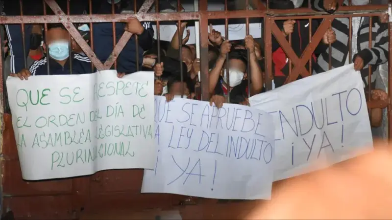 Reclusos reclaman por el indulto. (Foto: Red Uno)