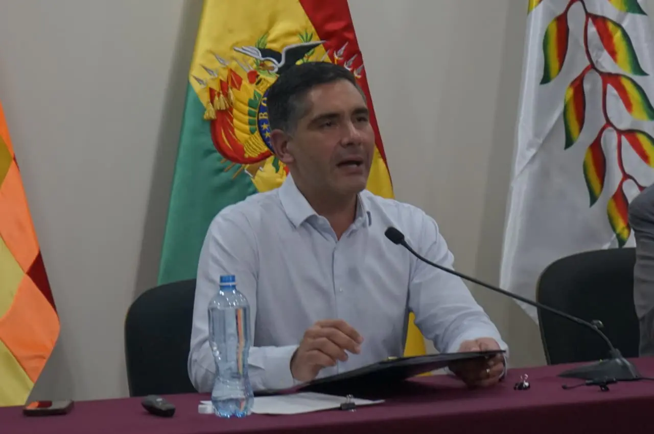 El minsitro Oscar Justiniano denuncia los hechos de corrupción en Emapa. Foto: APG.