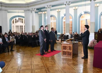 El ministro Fernando Aramayo posesiona a los nuevos viceministros de la Cancillería. Foto: APG.