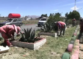 Obreros municipales realizan el remozado de vías en la avenida Kilómetro 7. FOTO: GAMEA