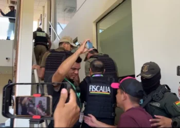 El allanamiento en oficinas de YPFB Riberalta. Foto: Riberalteño Noticias.