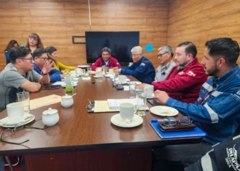 Reunión del personal del gobierno municipal de El Alto y de DELAPAZ. FOTO: GAMEA