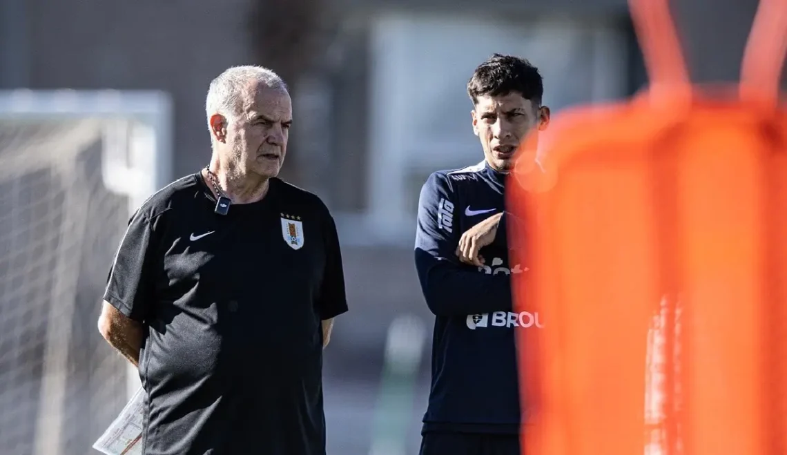 Marcelo Bielsa en el entrenamiento con Uruguay. (FOTO: AUF - Selección Uruguaya de Fútbol)