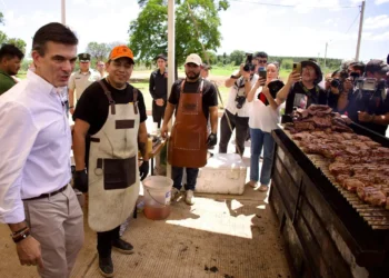El presidente Rodrigo Paz prueba la carne de Bovinsa. Foto: Bovinsa.