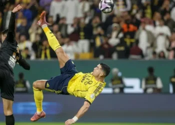 Cristiano Ronaldo anota el golazo de chilena para la victoria del Al Nassr contra el Al Khaleej. (FOTO: AFP)