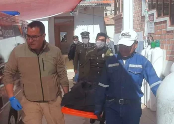 La Policía realiza el levantamiento del cuerpo sin vida de Evelyn, víctima de feminicidio. FOTO: Fiscalía de Oruro.
