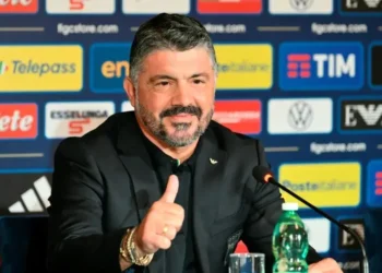 El nuevo seleccionador de Italia Gennaro Gattuso durante su primera rueda de prensa. (FOTO: AFP)