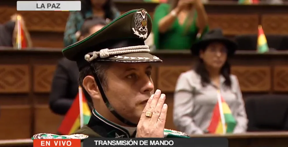Edmand Lara jura como vicepresidente con uniforme de policía - La Razón