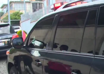 El vehículo que transporta a Rodrigo Paz Pereira. Foto: Captura Unitel.