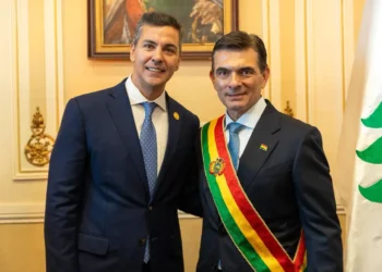 Santiago Peña, presidente de Paraguay, junto a Rodrigo Paz. Foto: Santiago Peña.