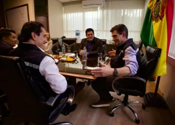Rodrigo Paz Pereira con el presidente de ENDE, Mario Larraín Saavedra. Foto: Ende.