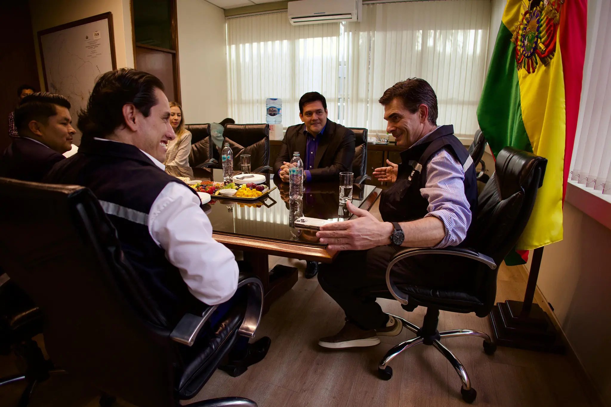 Rodrigo Paz Pereira con el presidente de ENDE, Mario Larraín Saavedra. Foto: Ende.