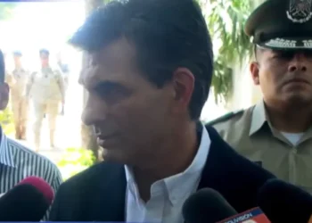El presidente Rodrigo Paz llega a Santa Cruz para entregar un frigorífero. Foto: Captura DTV.
