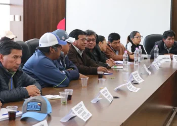 Dirigentes de los choferes de El Alto en una reunión pasada. FOTO: GAMEA