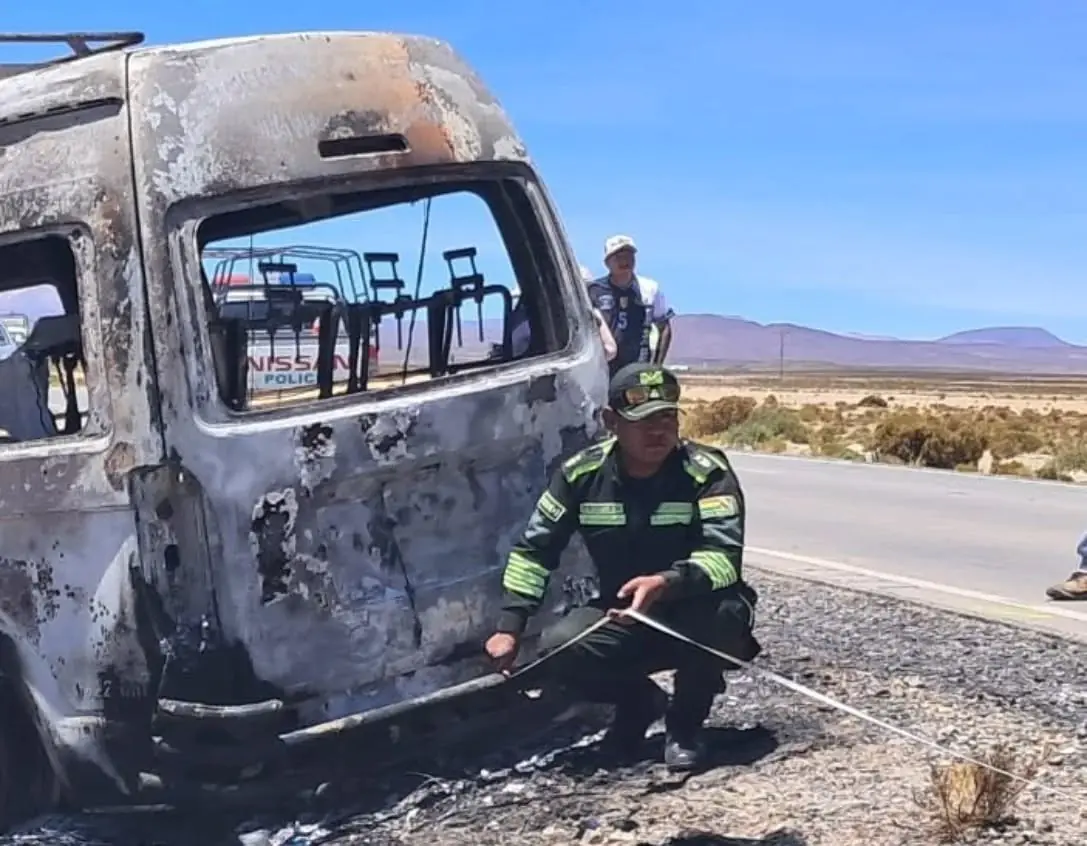 Uno de los minibuses se incendió/Fiscalía de Oruro