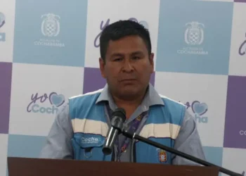 El secretario de Movilidad Urbana de Cochabamba, Hever Rojas, en conferencia de prensa. FOTO: GAMC
