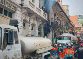 Un incendio de magnitud ocurrió en la calle Sagárnaga de La Paz. FOTO: GAMLP