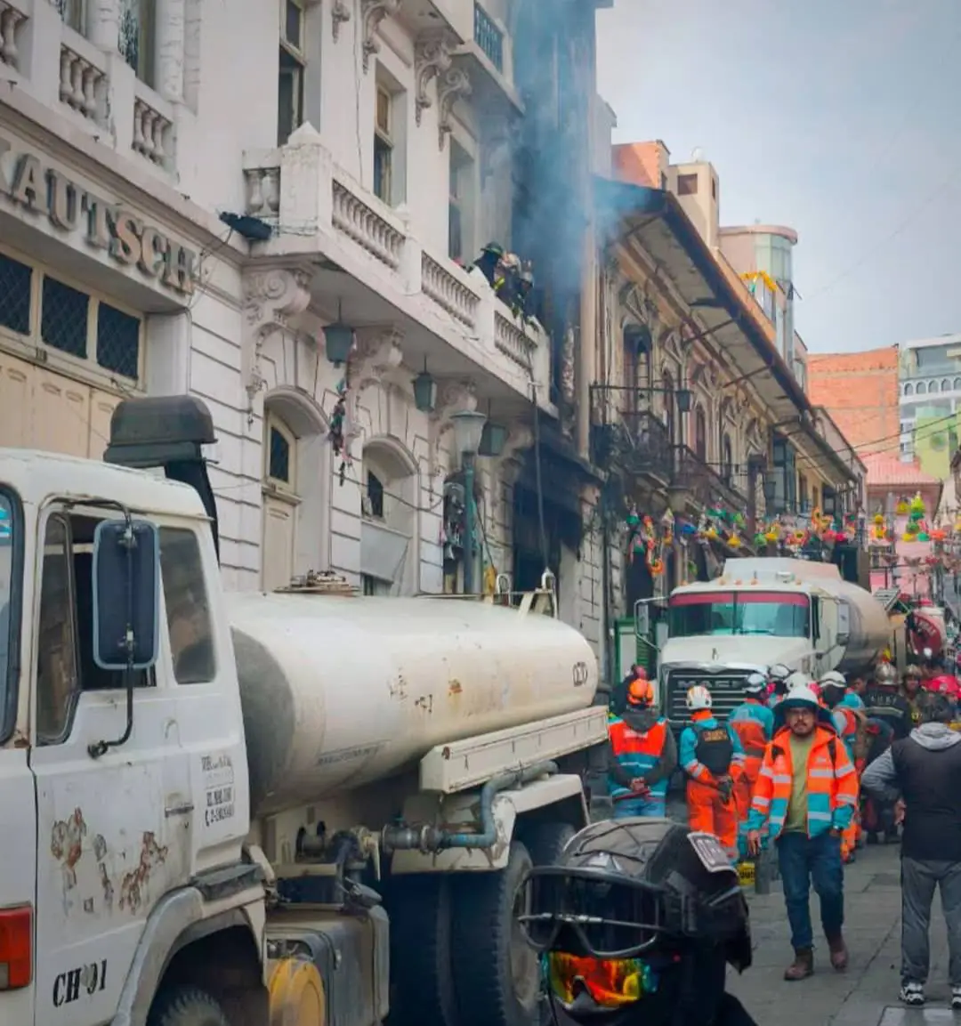 Un incendio de magnitud ocurrió en la calle Sagárnaga de La Paz. FOTO: GAMLP