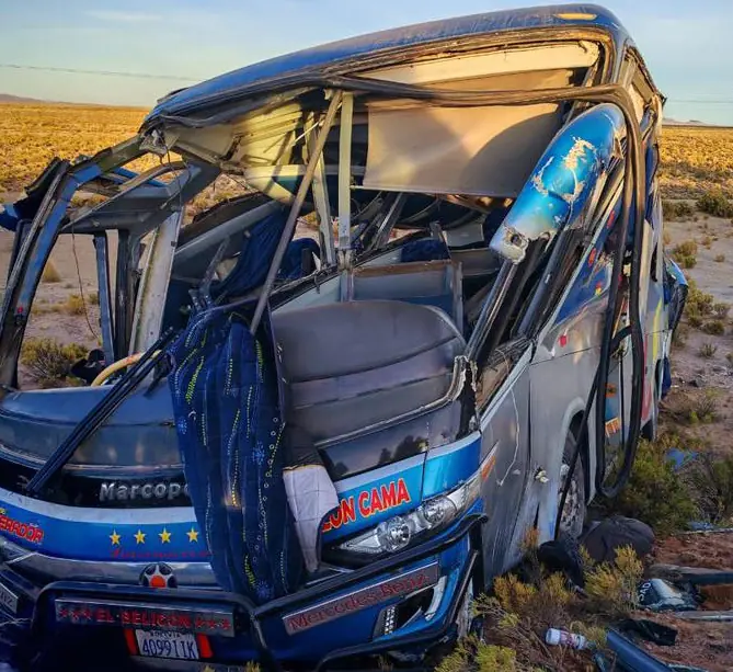 El bus quedó a un costado de la carretera/RRSS