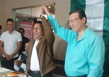 Félix Patzi, jefe nacional del MTS, y Chi Hyun Chung. (Foto: Libertad Multimedia)