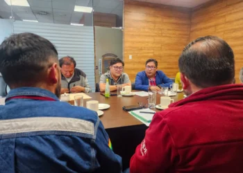 Reunión entre funcionarios de la Alcaldía de El Alto y DELAPAZ. FOTO: GAMEA