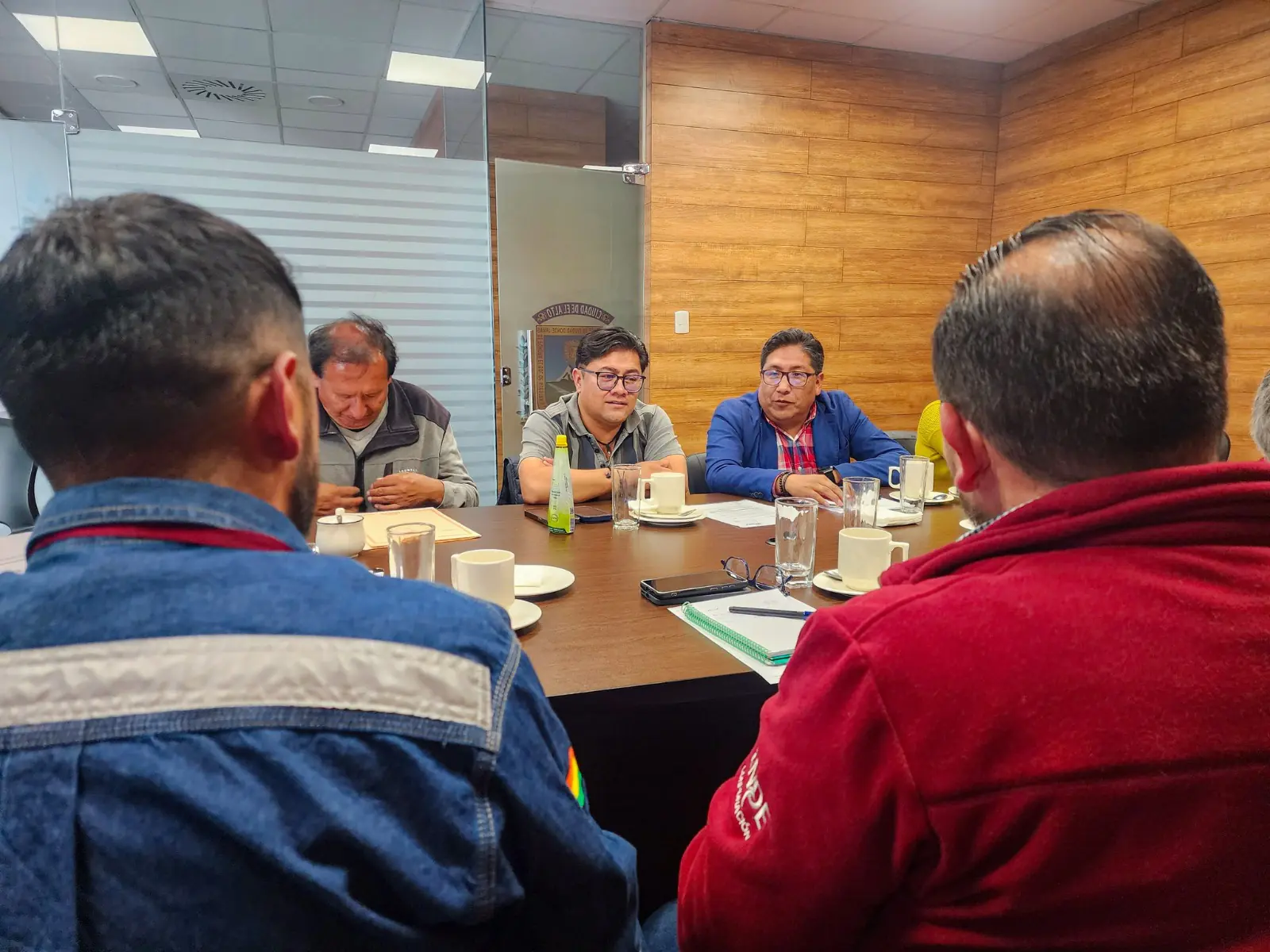 Reunión entre funcionarios de la Alcaldía de El Alto y DELAPAZ. FOTO: GAMEA