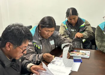 Trabajadores de Emaverde y personal del Ejecutivo municipal en la firma de un acuerdo. FOTO: GAMLP