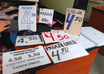 Personal de la Alcaldía decomisó letreros de los transportistas. FOTO: GAMLP