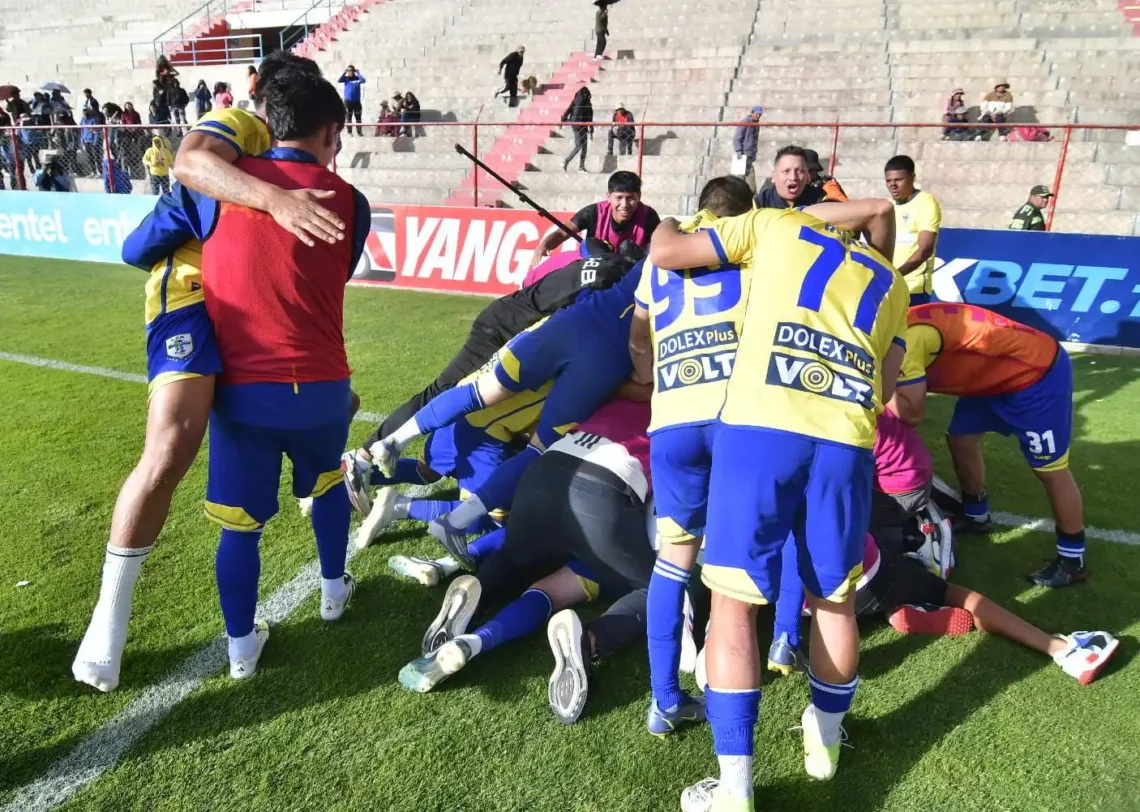 Jugadores de ABB, de El Alto, celebran su permanencia en la División Profesional (APG).